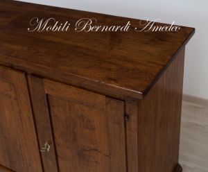 Credenza in noce massiccio - dettaglio del legno piallato a mano e della lavorazione stile arte povera